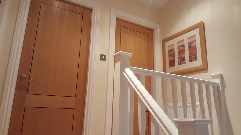 Penthouse Apartment Sleeps 11 เอดินบะระ ภายนอก รูปภาพ