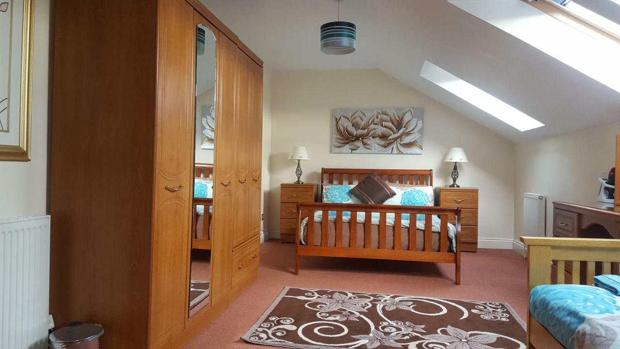 Penthouse Apartment Sleeps 11 เอดินบะระ ภายนอก รูปภาพ